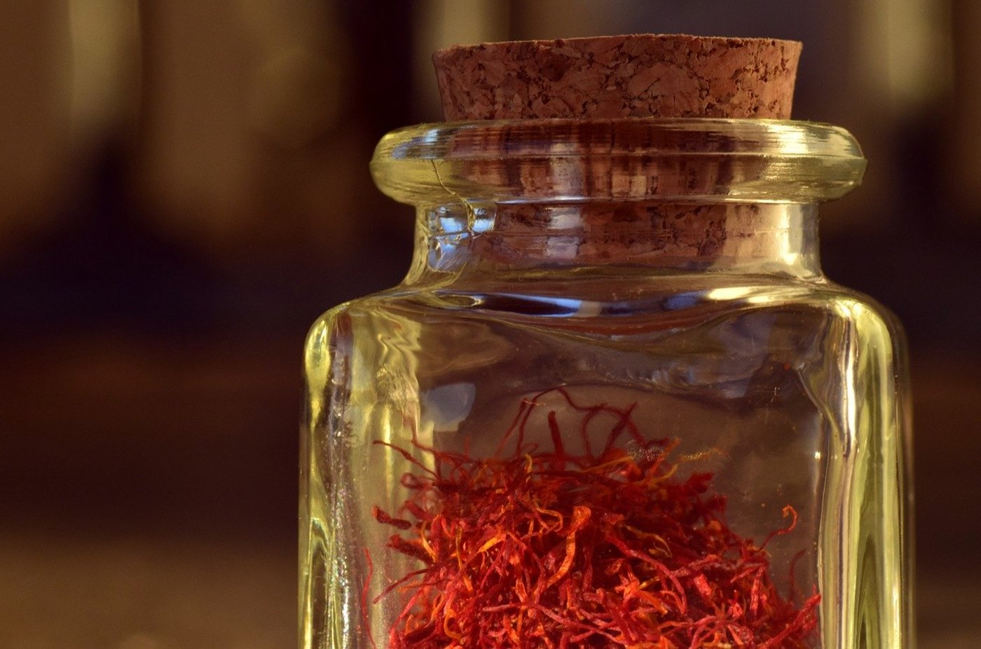 Wer Safran im Glas kauft, hat mehr Chancen, dass er echt ist als bei einem Pulver – die Fäden lassen sich weniger gut fälschen. (Bild Pixabay)