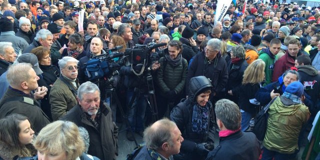 Hohe Kameradichte: Zahlreiche Journalisten hatten sich unter die Demonstranten gemischt, um ihre Meinung ungefiltert in die Stuben des Publikums zu transportieren. (Bild Adrian Krebs)