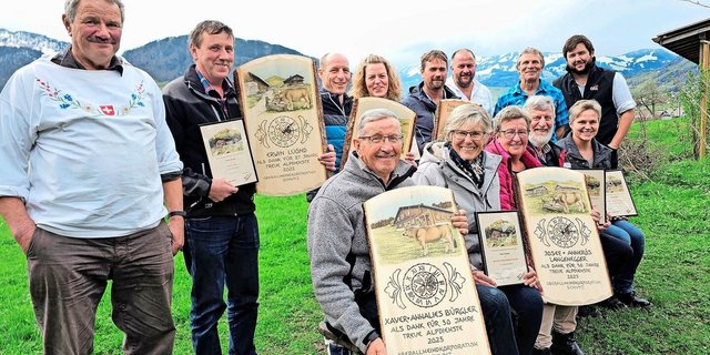 Präsident Josef Schuler (l.) mit den Geehrten, Theo Pfyl (OAK) und dem neuen Vorstandsmitglied Dominik Hämmerli.