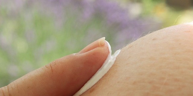 Sonnenschäden können zu Hautkrebs führen. Daher gilt auch beim Arbeiten im Freien: Sonnenhut, -brille und -crème sind empfehlenswert. (Bild Pixabay)