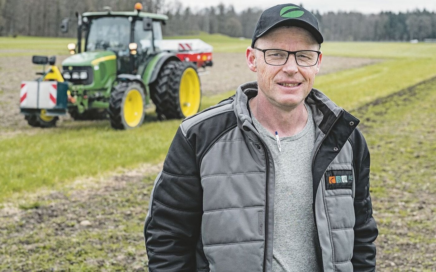 Toni Suter ist für den Bereich Pflanzenbau verantwortlich. Die Schützenmatte in Lenzburg ist derzeit sein zweiter Arbeitsort.