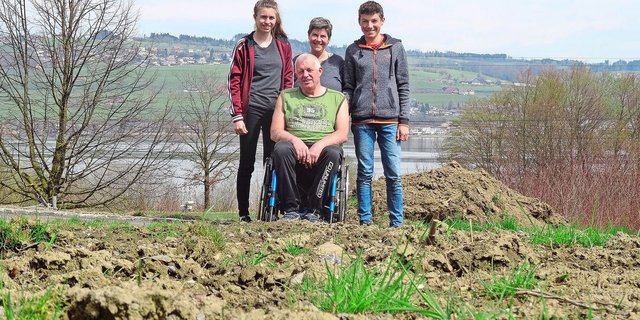 Die Bauernfamilie Iseli hat schwere Zeiten durchgemacht (v.l): Andrea, Marianne und Florian Iseli und im Rollstuhl Fritz Iseli.