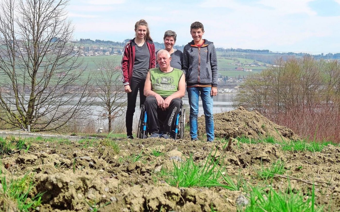 Die Bauernfamilie Iseli hat schwere Zeiten durchgemacht (v.l): Andrea, Marianne und Florian Iseli und im Rollstuhl Fritz Iseli.