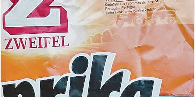 Dieses Bild sorgt für rote Köpfe: Obwohl der Inhalt aus Portugal stammt, werden die Chips als Original Schweizer verkauft.(Bild zVg)