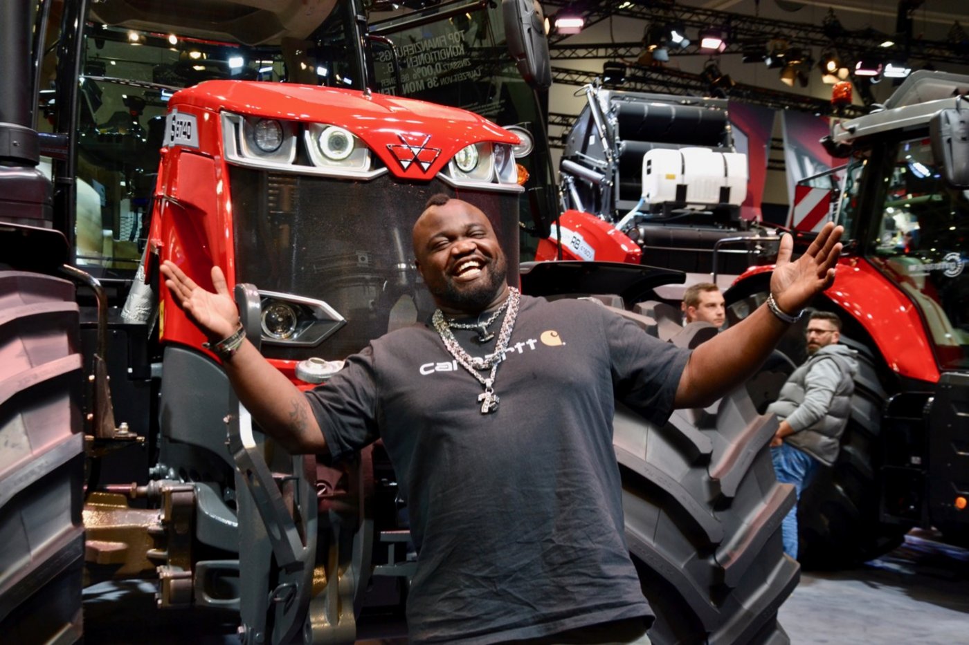   «Soll ich eine Christbaum-Pose machen?»: Neben seinem auffälligen Erscheinungsbild tragen wohl auch Keno Veiths Humor und seine Freude an Menschen zu seinem Erfolg auf Social Media bei. (Bild jba)