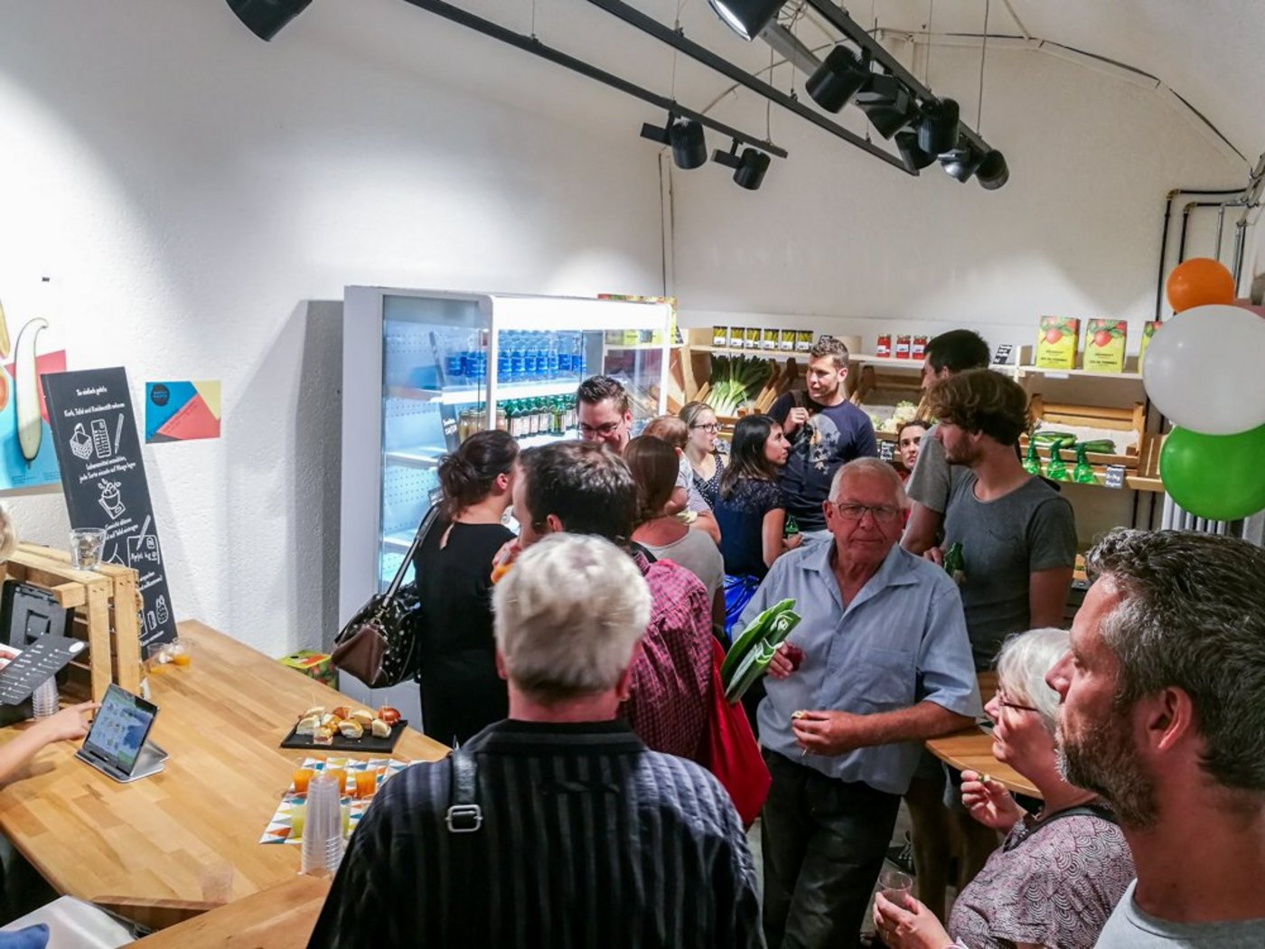 Gut gefüllt: Das Eröffnungsapéro des «Gmüesgarte» in Bern füllte den kleinen Keller kurzerhand (Bild hja)