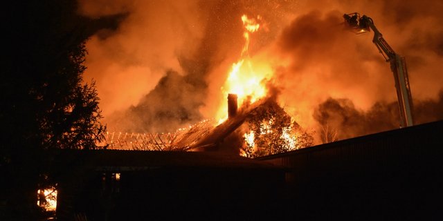 Der Föhn erschwerte den Feuerwehrleuten die Arbeit. (Bilder Kapo SG)