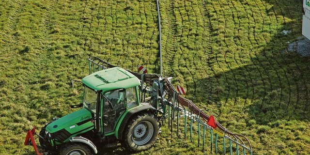 Gute Praxis: Im Talgebiet und Siedlungsnähe soll Gülle mit dem Schleppschlauch ausgebracht werden.(Archivbild BauZ)