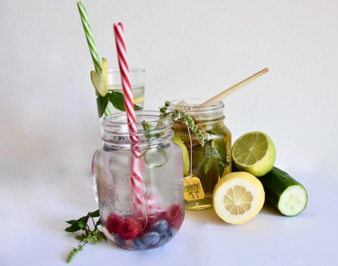 Um Wasser, Sirup oder Tee zum Drink umzugestallten braucht  es ein paar Kräuter, Zitrone und Beeren. (Bild et)
