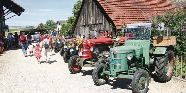 Auf vielen Vorplätzen werden die liebevoll gepflegten und oftmals gar auch geschmückten Oldtimer, darunter viele Unikate, präsentiert werden. 