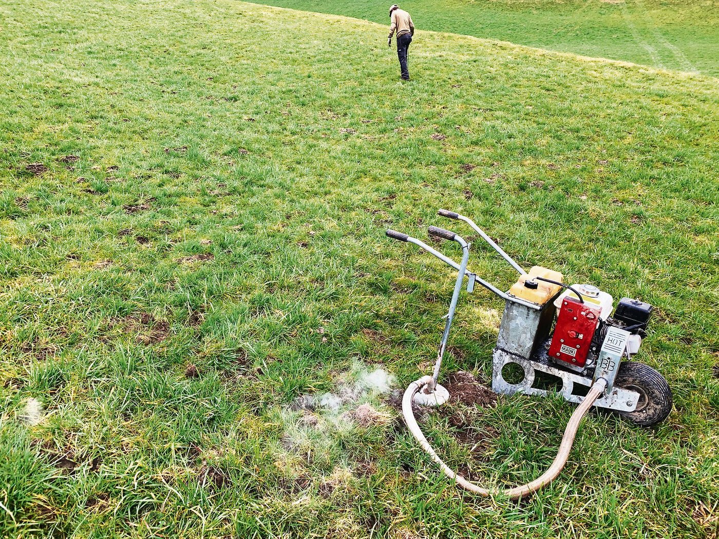 Ebenfalls umstritten, aber noch zugelassen: Mäusebekämpfung mit einem Vergasungsgerät. (Bild Josef Scherer)