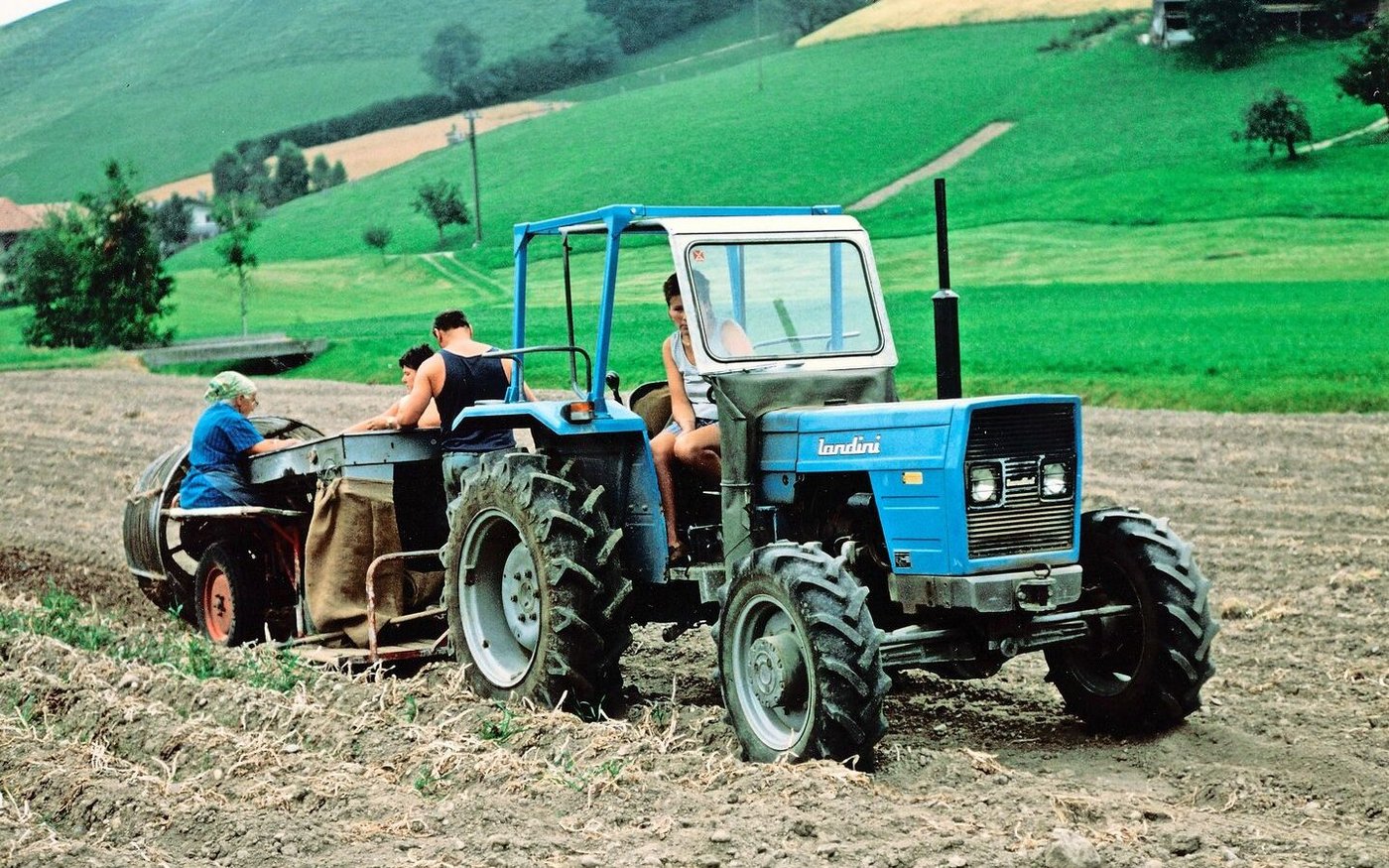 Mit einem Samro wurden früher noch tagelang im Schneckentempo eine Zeile Kartoffeln nach der anderen gegraben.