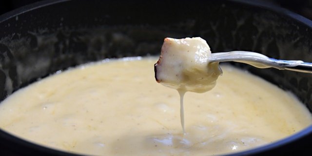 An kalten Wintertagen kommt das Fondue-Caquelon wieder vermehrt auf den Tisch. (Bild pixabay)