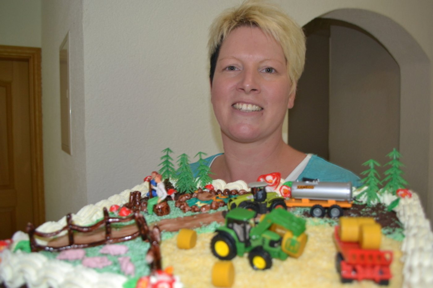 Jeannette Lisser hat für die Preisübergabe mit der BauernZeitung noch einmal den fast identischen Kuchen nachgebacken. Der Kuchen ist trotz viel Creme relativ leicht und natürlich sehr lecker. (Bilder Alois Heinzer)