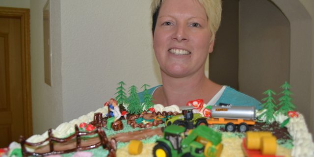Jeannette Lisser hat für die Preisübergabe mit der BauernZeitung noch einmal den fast identischen Kuchen nachgebacken. Der Kuchen ist trotz viel Creme relativ leicht und natürlich sehr lecker. (Bilder Alois Heinzer)