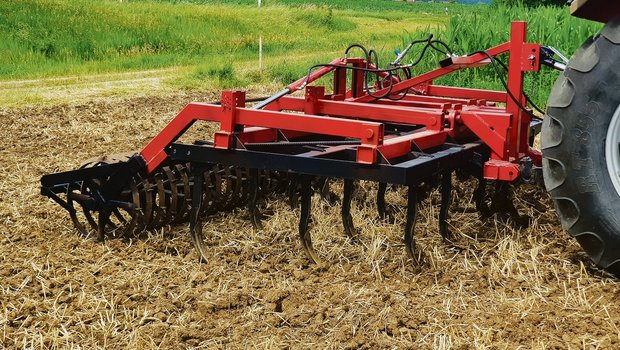 Den höhenverstellbaren Rahmen des Grubbers (rot) hat der deutsche Junglandwirt Max Bauer selbst konstruiert und gebaut. Daran befestigt werden Scharen und Dachringwalzen. (Bilder zVg)