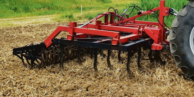 Den höhenverstellbaren Rahmen des Grubbers (rot) hat der deutsche Junglandwirt Max Bauer selbst konstruiert und gebaut. Daran befestigt werden Scharen und Dachringwalzen. (Bilder zVg)