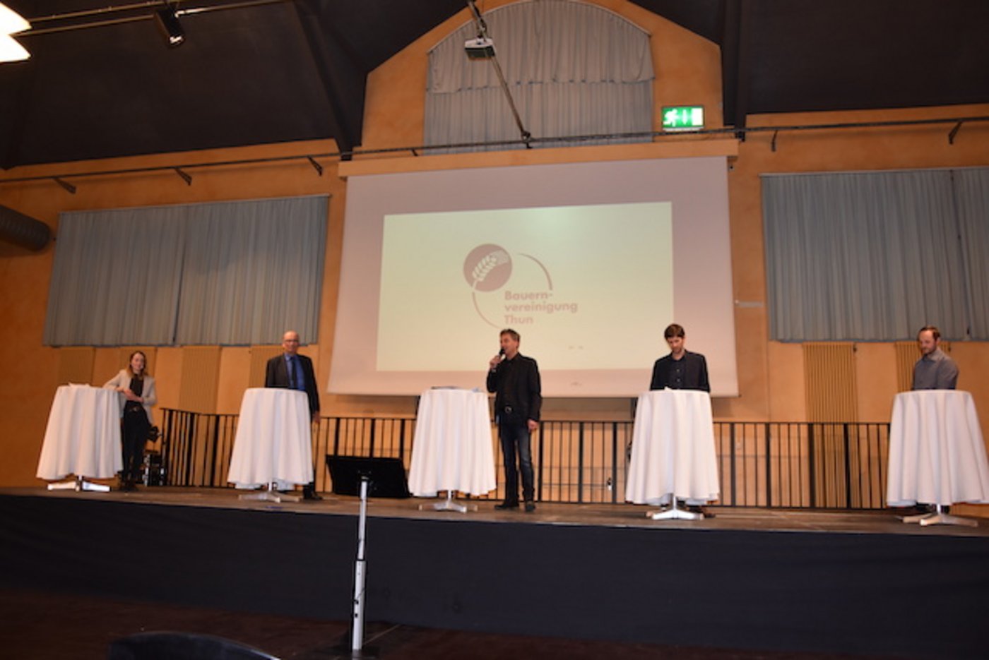 Stefan Geissbühler, Chefredaktor Thuner Tagblatt (Mitte), leitete das Podium (v. l. n. r.) Leana Waber, Markus Ritter, Kilian Baumann und Beat Kämpf. (Bild Peter Fankhauser)