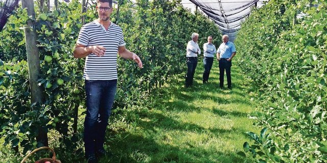 Ralph Gilg (vorne), Jürg Hess, Präsident Obstverband; Benno Neff, Tobi Seeobst AG; und Lorenz Kreis, Migros (v. l.).
