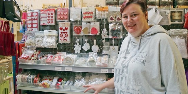 Im Laden von Marianne Iberg findet man alles: Anhänger, Aufkleber, Schmuckbänder – im Sortiment von Iberg Verpackungen findet sich alles, was es braucht, um hübsche Päckchen und exklusive Umhüllungen zu gestalten.(Bilder Benildis Bentolila)