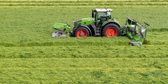 Fendt 900 Vario-Traktor mit Fendt Mähwerk bei der Futter-Ernte. Bild: zVg