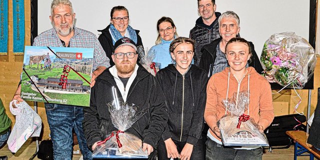 Die Gastgeberfamilie Regula und Markus Kennel mit ihren vier Kindern, dem Braunvieh-Schweiz-Präsidenten Adi Arnold und Referentin Corinne Bähler (ganz hinten, Erster und Zweite v. r.).