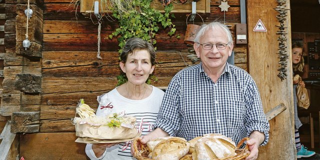 Margrit und Sepp Aufdermauer mit Produkten aus ihrer Spycher-Bachstube. (Bild Erika Rebsamen)