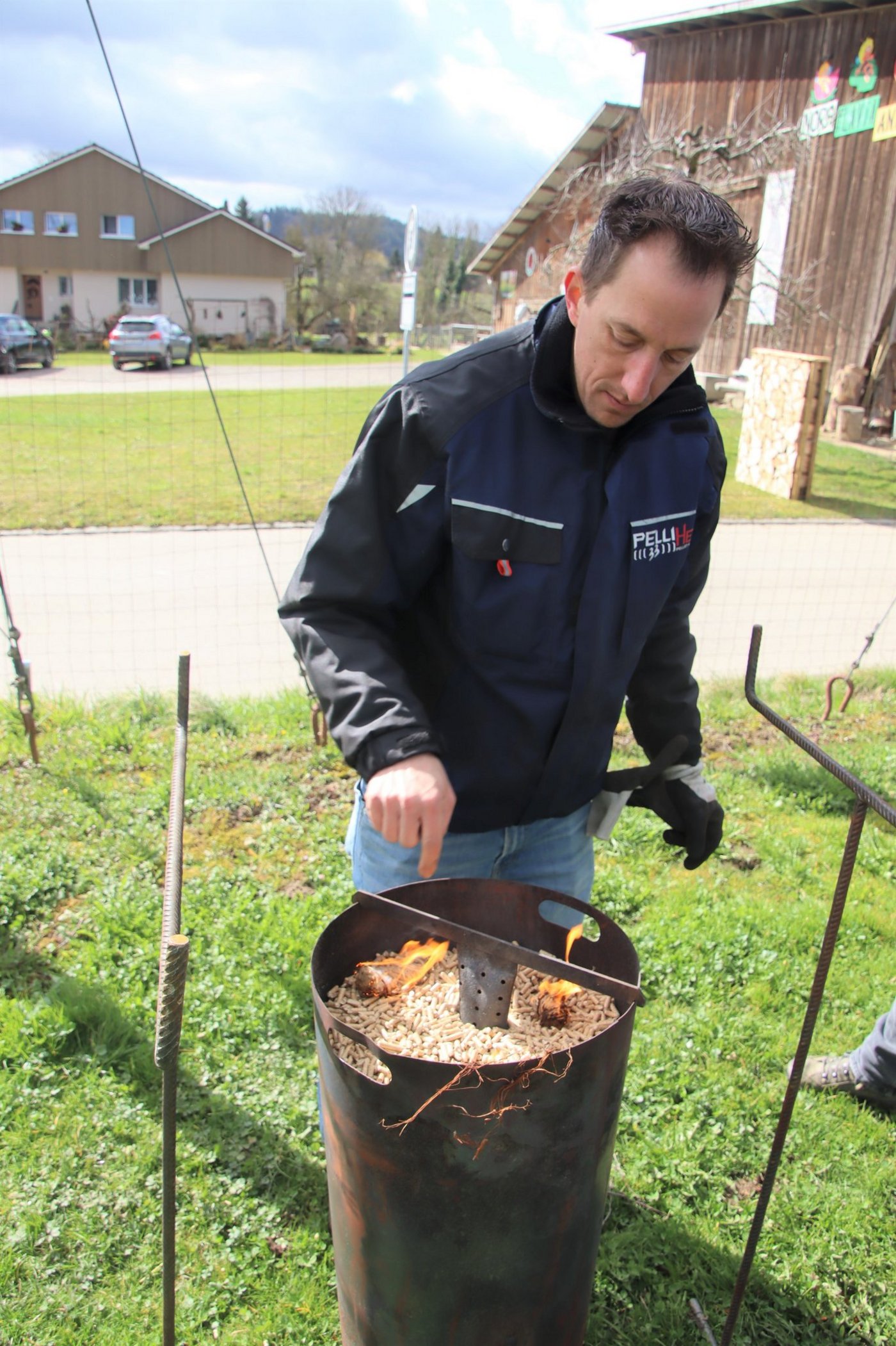 Das Anzünden erfolgt von Oben mit einfachen Zündballen.