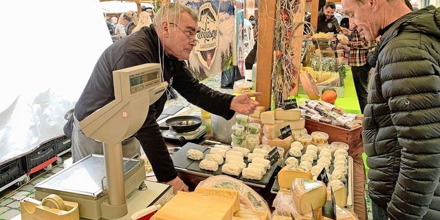 Thomas Schweisser (l.) verkauft nicht nur den Käse mit Leidenschaft, sondern erzählt jeweils auch die Geschichte hinter den Produkten. 