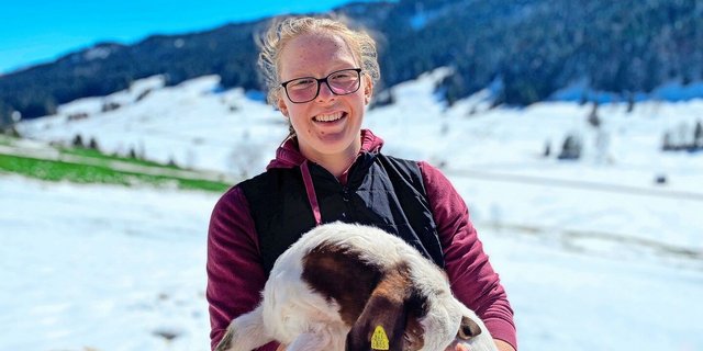 Seraina Pedrolini mit einem  Gitzi aus ihrer Herde. Die angehende Landwirtin aus dem Toggenburg züchtet in ihrer Freizeit Burenziegen.