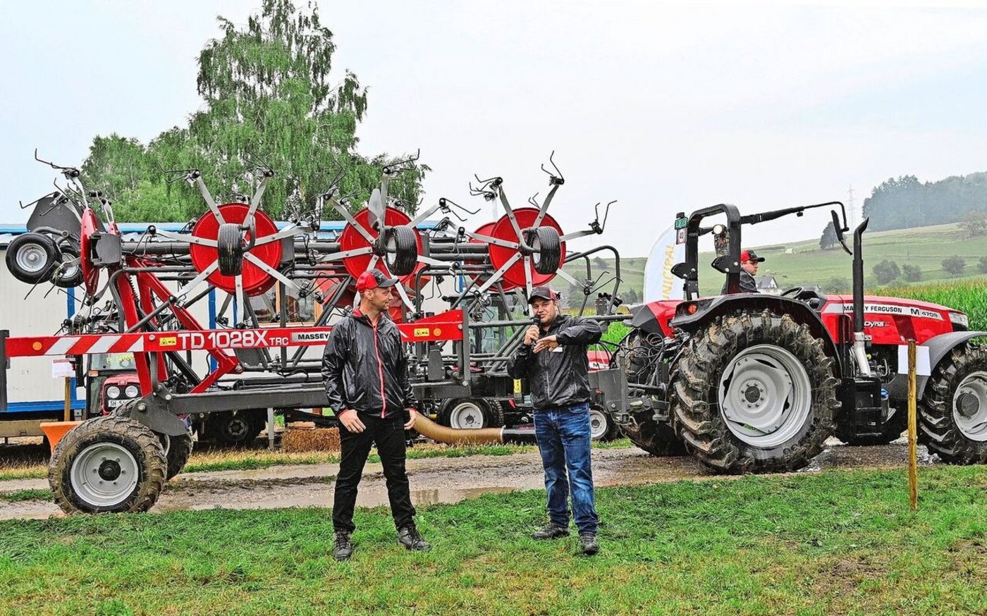 Humorvoll präsentierten Michael Heiniger und Remo Höpli die Fahrzeuge. Der M 4709 sei in der Vorwoche aufgrund des heissen Wetters sehr beliebt gewesen. Am Vorführtag riss sich jedoch kein Fahrer um diesen Traktor. 