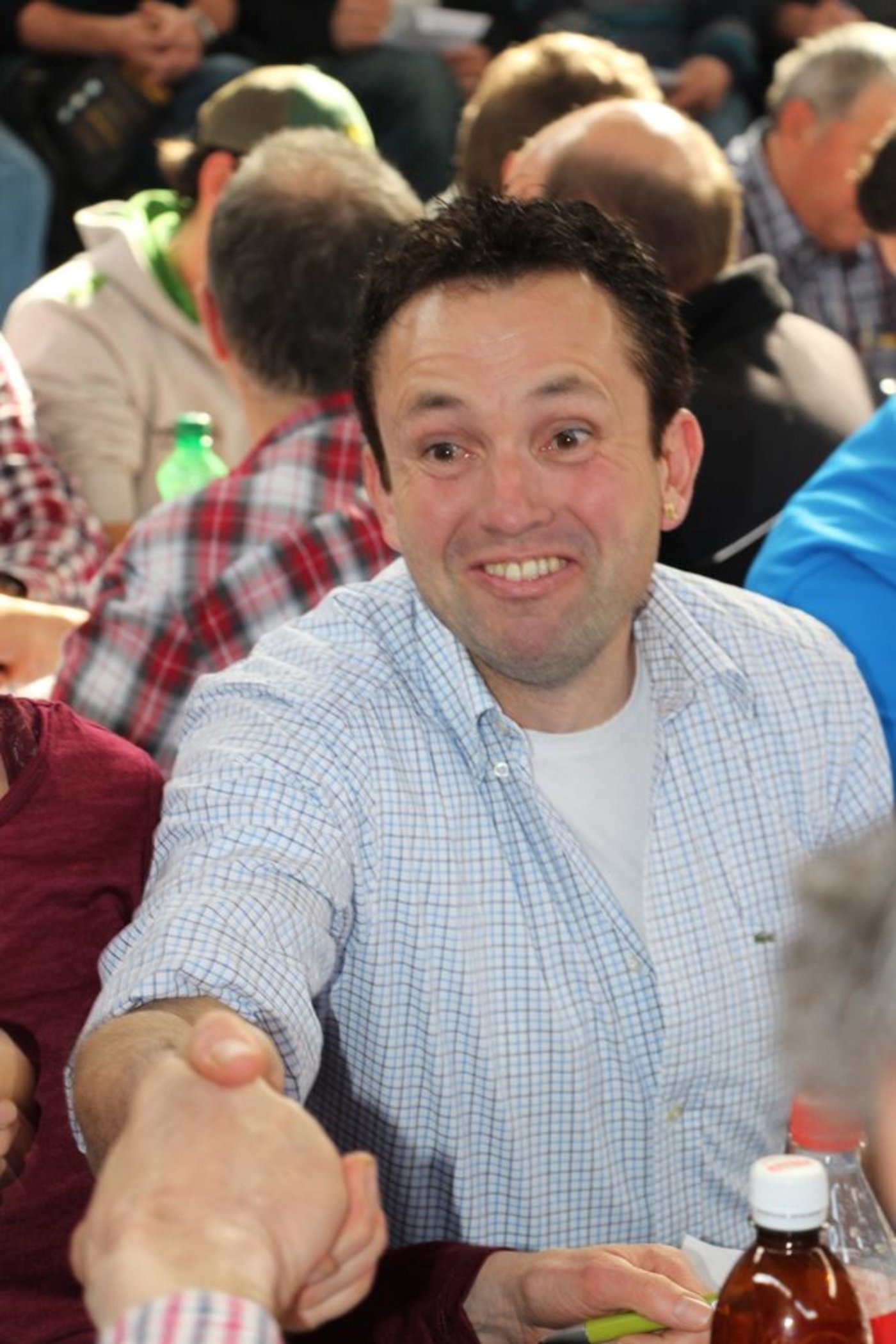 Thomas Roffler freut sich über den Sieg und nimmt die Gratulationen entgegen. (Bild Nadine Baumgartner)