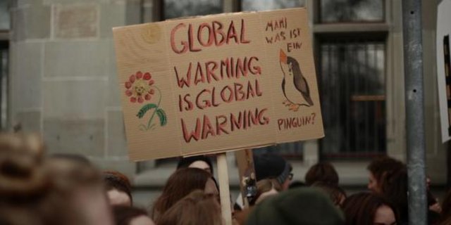 Die Schüler fordern einen Klimanotstand. (Bild climatastrike.ch)