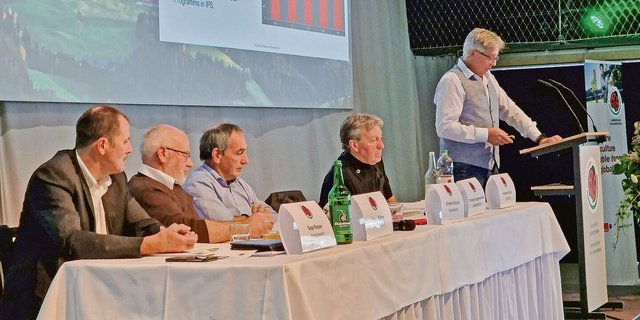 IP-Suisse-CEO Christophe Eggenschwiler (1. v. r.) und Präsident Andreas Stalder (2. v. r.) befürchten, dass die Inflation den Druck auf die Natur erhöht. 