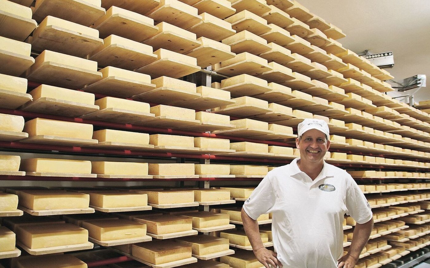 Roland Rüegg produziert zwölf verschiedene Raclettekäsearten – für jeden Geschmack etwas! Ihm ist der Chiliraclette und der geräucherte am liebsten.