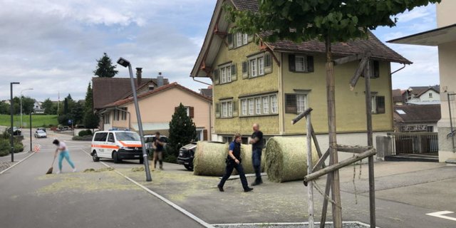 Glücklicherweise war niemand auf der Strasse unterwegs, als die Heuballen abstürzten. (Bild Kapo SG)