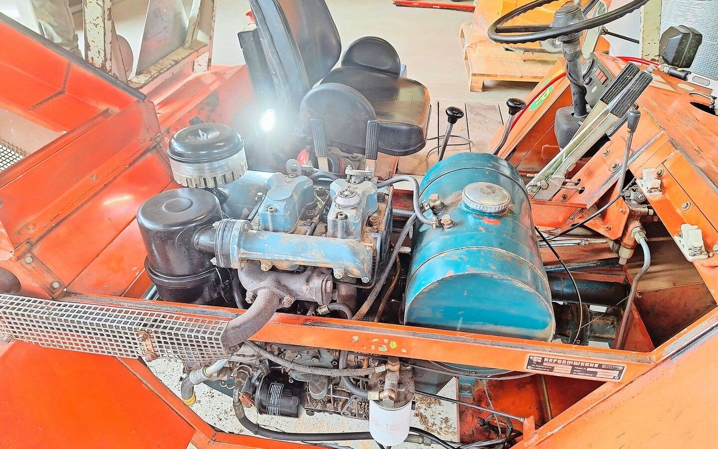 Während es draussen schneite, lernte Jolanda Wyttenbach im Trockenen, wie man den Service am Metrac 2002 durchführt.   