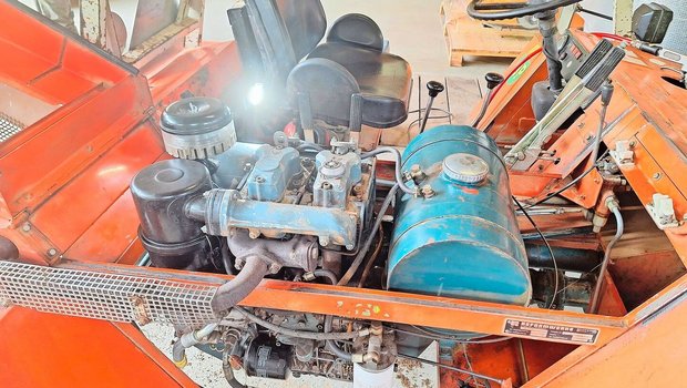 Während es draussen schneite, lernte Jolanda Wyttenbach im Trockenen, wie man den Service am Metrac 2002 durchführt.   