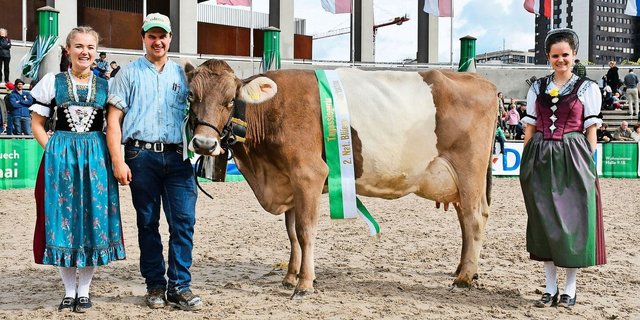 Bernhard Kobler-Benz freut sich zusammen mit den Ehrendamen über den Sieg seiner Blooming-Tochter Goertli.