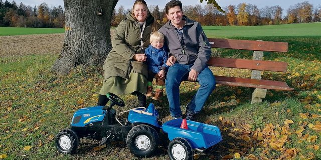 Inge und Heinz Koblet mit Söhnchen Jan (2). Auf dieser Bank haben sie sich das erste Mal getroffen, begleitet von Kameras.