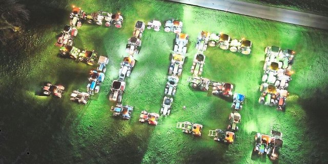 Luzerner Bauern senden SOS-Hilferufe, in Form von Traktoren. So vor einer Woche auch bei Grossdietwil.  