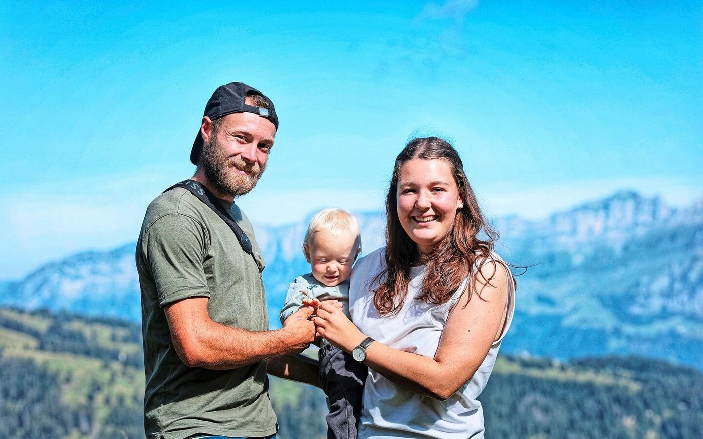 Markus Eberle (l.),  seine Frau Magdalena Eberhard (r.) und ihr Sohn Jonathan. «Wenn der Wolf so nah an der Hütte ist, macht man sich schon seine Gedanken, was mit dem Kind auf der Krabbeldecke passieren könnte», fasst Eberle seine Befürchtungen zusammen.