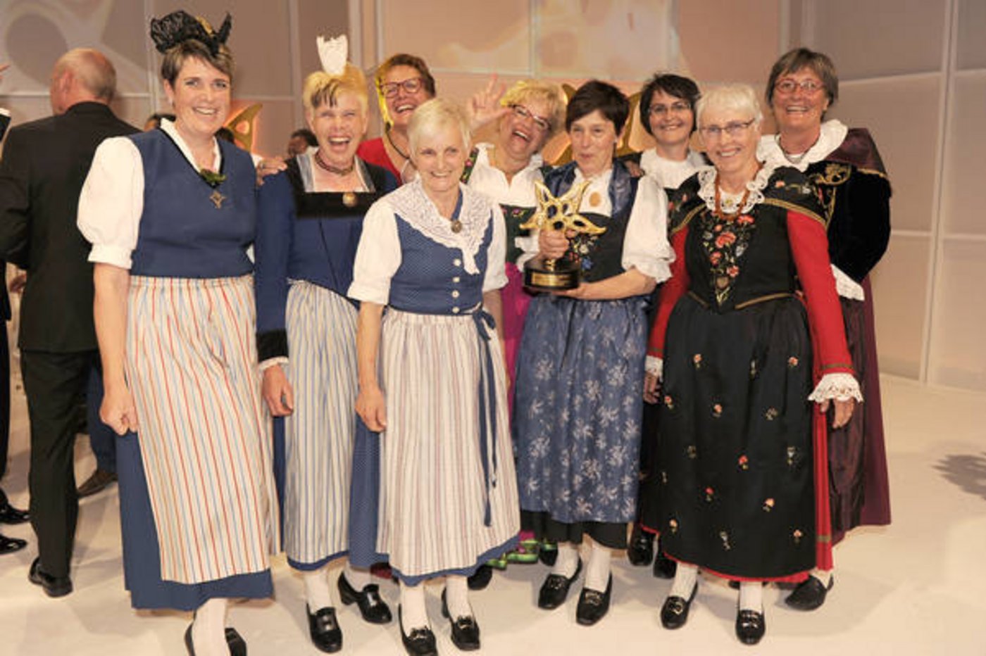 Farbenfroher Auftritt: Die bisherigen Siegerinnen der "Landfrauenküche" Priska Abegg, Brigitte Bürgi, Ruth Breitenmoser, Annemarie Eberle, Romana Zumbühl, Esther Kempf, Kathrin Sprecher, Iris Riatsch und Migga Falett (v.l.n.r.). (Bild pd)