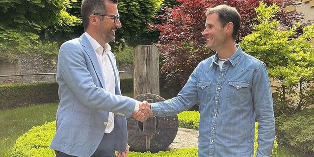 Alain Raymond, CEO GMSA (links), und Alessandro Fontano, Eigentümer der Mulino Maroggia. Beiderseits soll das Sortiment ergänzt werden.