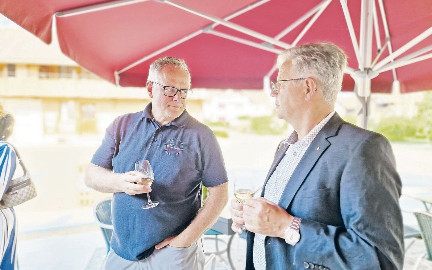 Roland Sahli von der Gourmino AG (links) tauscht sich mit Josef Dähler, Präsident von Simmentaler Original, aus.