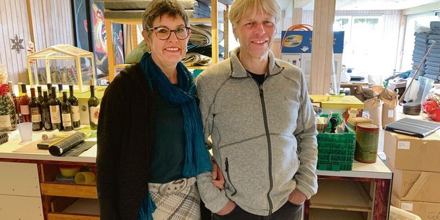 Demontieren und Ausräumen: Janine und Fritz Neuenschwander im aktuell überstellten ehemaligen und nun nicht mehr zulässigen Partyraum. Bald wird der zur Garage umgenutzt. 