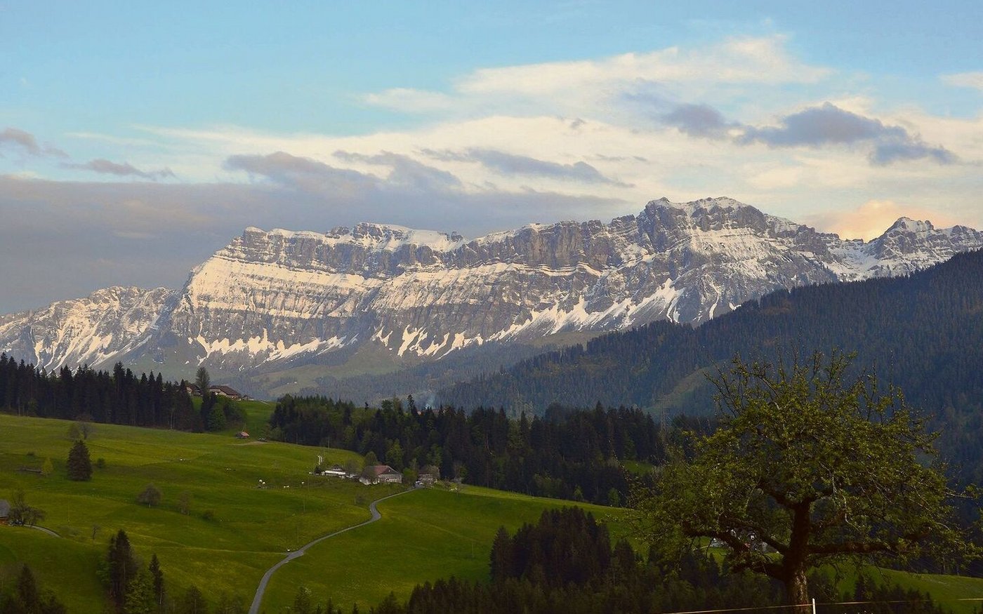 Eggiwil ist geprägt von der Landschaft unter der Schrattenfluh: Der höchste Punkt der Gemeinde liegt mit über 1400 m ü. M. doppelt so hoch wie das Dorf.