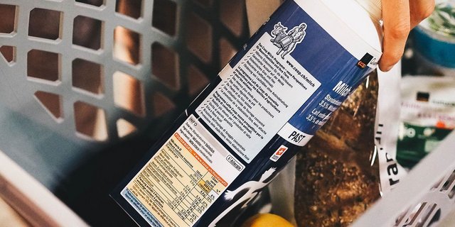 Das neue Programm für nachhaltige Milch wird auf der Packung erklärt. (Bild Coop)