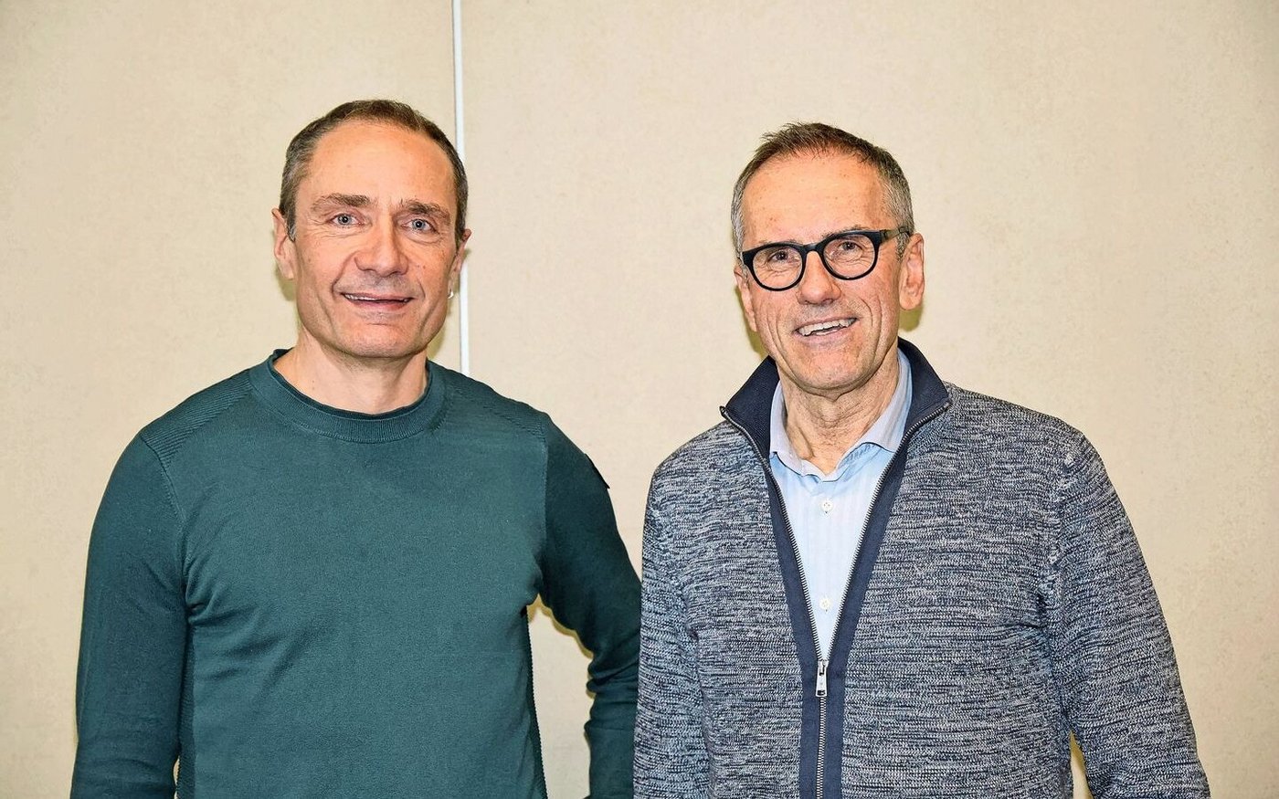 Paul Vogt (links), Vorstandsmitglied der Volkshochschule Thurgau begrüsste Stefan Flückiger (rechts), Präsident Verein Faire Märkte Schweiz, an der Veranstaltung im BBZ Weinfelden. 