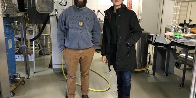 Brauer Christof Eichenberger und Landwirtin Christa Falkensammer im ehemaligen Kuhstall, den sie gemeinsam zur modernen Brauerei umgebaut haben. (Bild Alexandra Stückelberger)